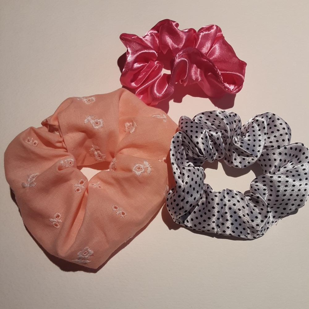NWOT Scrunchie Set - Picture 7 of 7
